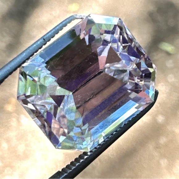 10.45 Carats Natural Spodumene Gemstone - Picture 13 of 17